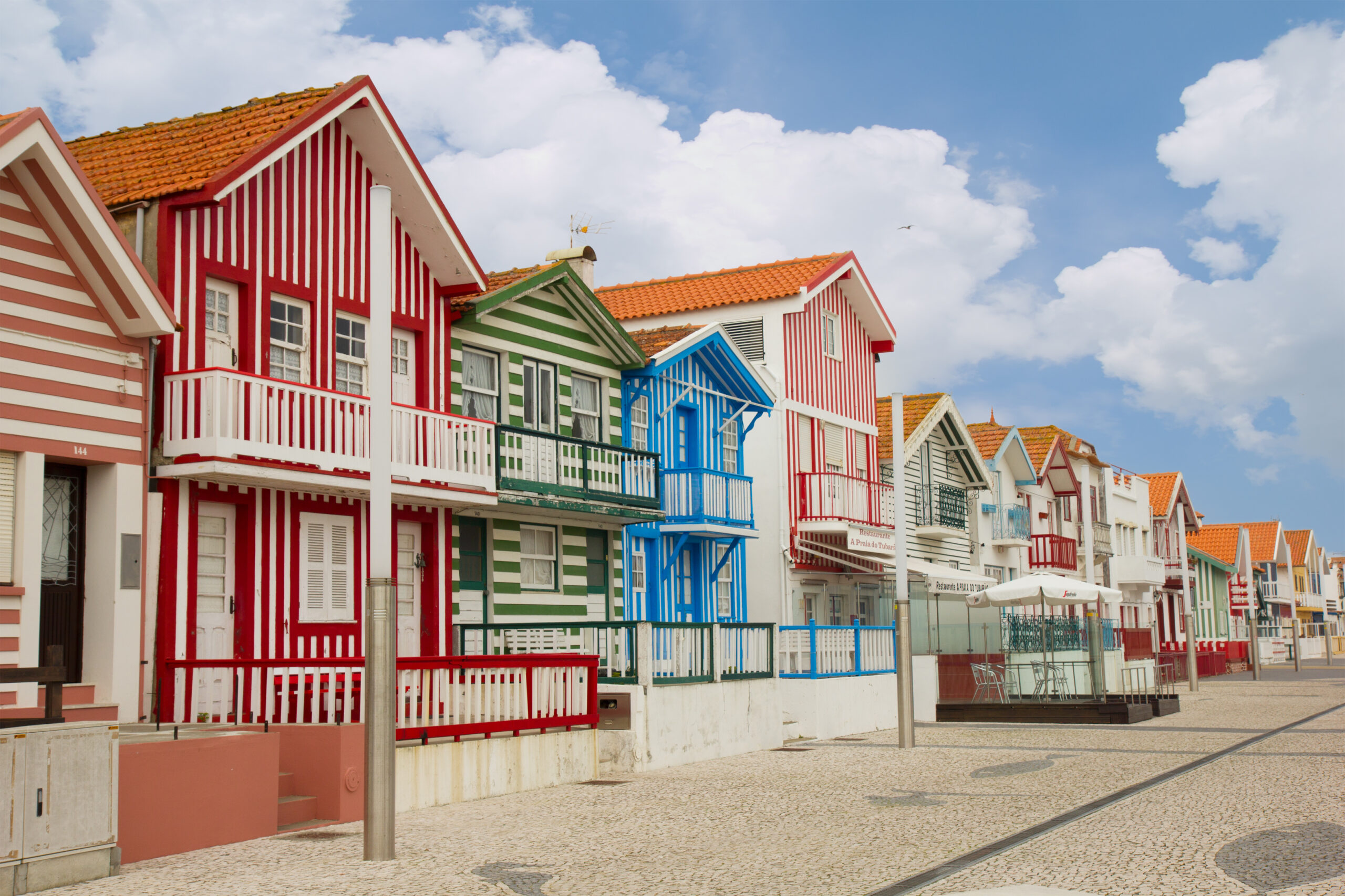production-services-and-filming-in-portugal-colourful-houses