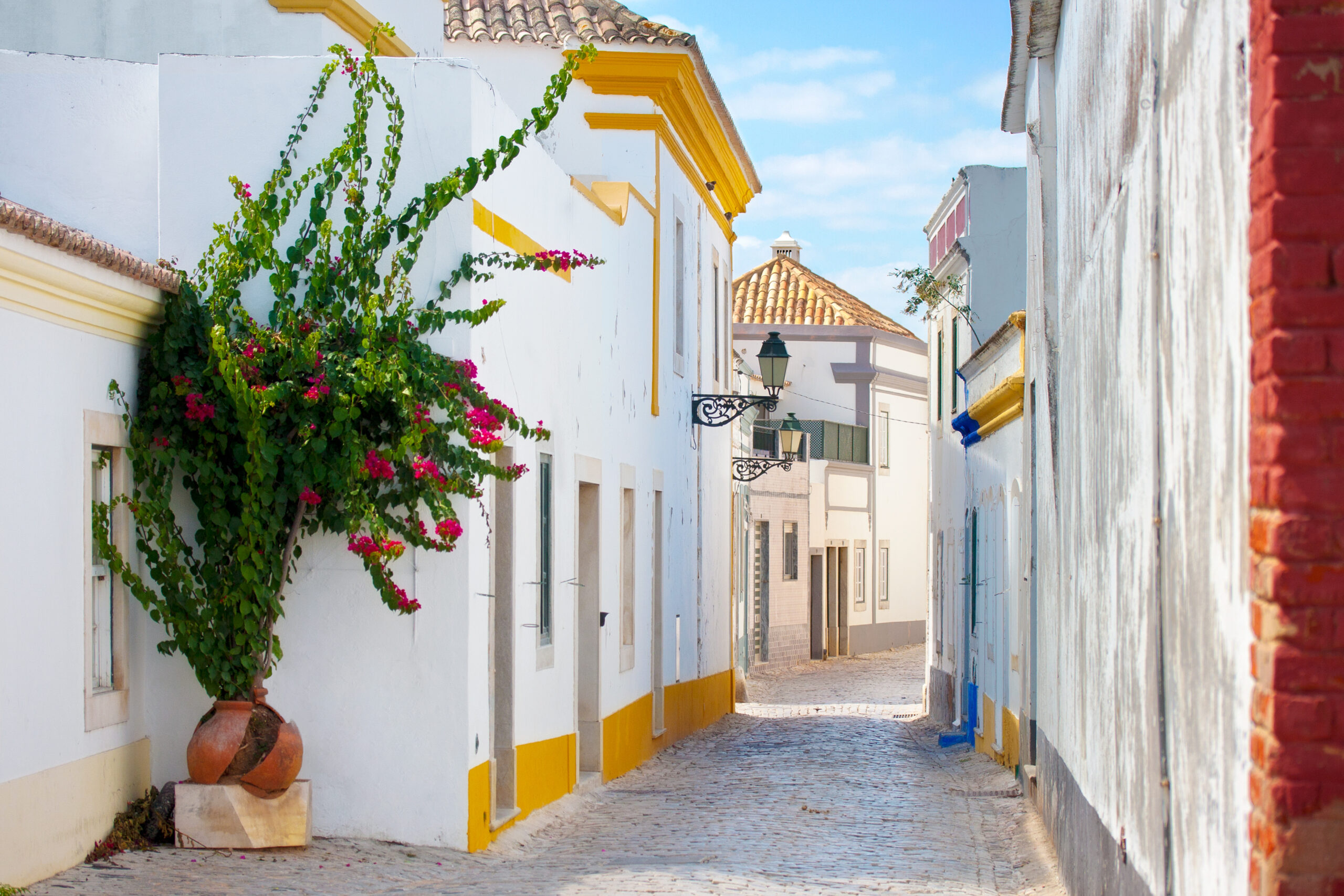 production-services-and-filming-in-portugal-narrow-street